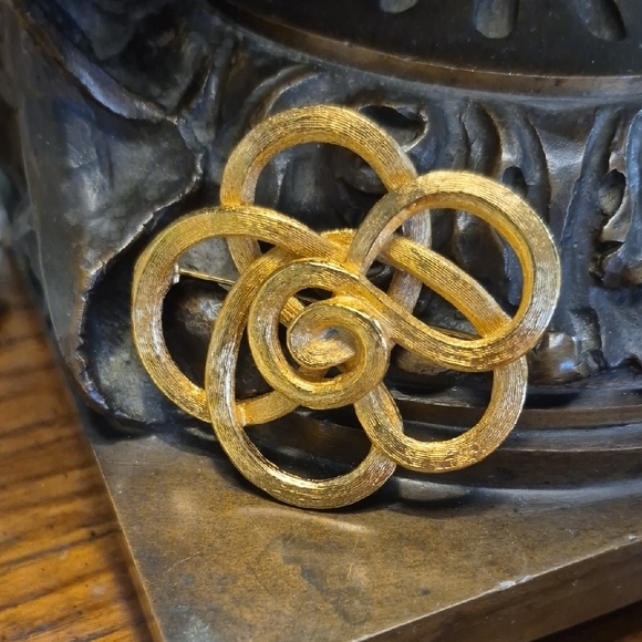 Source Unknown Jewelry - Vintage Textured Gold tone Abstract 3D Flower Brooch 80s